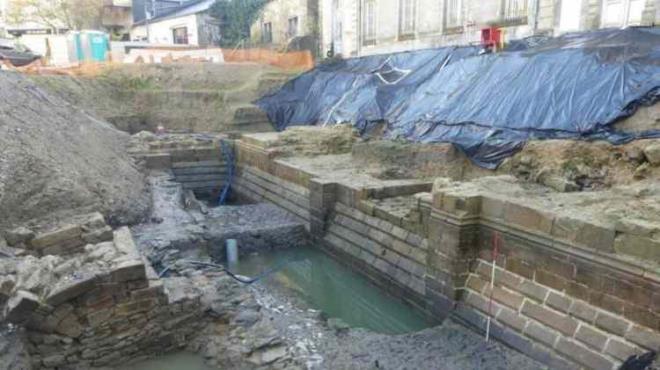 "Kalıntılar, John IV'ün kendisini zamanının en iyi mühendisleri ve zanaatkarlarıyla nasıl çevreleyeceğini bildiğini gösteriyor." diyen INRAP, inşaatın tek bir seferde tamamlandığını ifade etti.