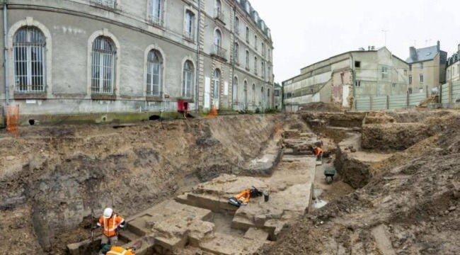 DERİN BİR ARAŞTIRMA GERÇEKLEŞTİRİLDİ    "Ayrıca arkeologlar hendekte derin bir araştırma yaptı." diyen INRAP, arkeologların grafitilerle kaplı fayanslar, mobilyalar için asma kilitler ve giysi parçaları dahi bulduğunu kaydetti.