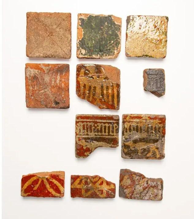 Öte yandan kaledeki günlük hayatı yansıtan kıyafetler, asma kilitler, sikkeler, mutfak aletleri ve mücevheratın da keşfedilenler arasında yer aldığı bildirildi.