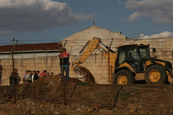 1988 yılında 29 mahkum İstanbul'daki Metris Cezaevi'nden firar etti. Mahkumlar 6 ayda 60 metrelik tünel kazdı ve 26 Mart gecesi cezaevinden kaçtı.