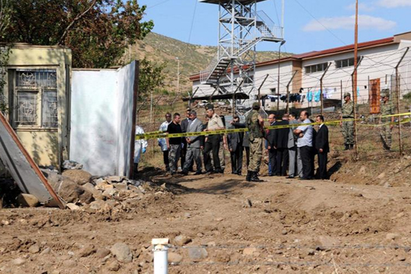 Türkiye'nin yakın tarihinin en büyük firarı, Van depremi sırasında yaşandı. Duvarları yıkılan cezaevinden 335 mahkum kaçtı.