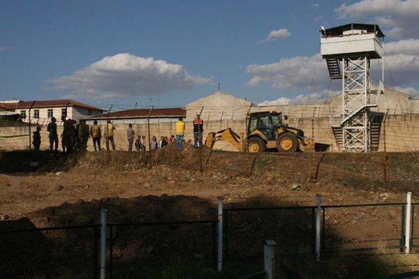 Firarilerden Ozan Alpkaya, örgütün bombacısı olarak biliniyor. 23 yıl cezası bulunan Alpkaya, Diyarbakır'da 3 Ocak 2008'de bir dershanenin önünde, 6'sı öğrenci 7 kişinin hayatını kaybettiği bombalı saldırının sorumluları arasında yer alıyor.