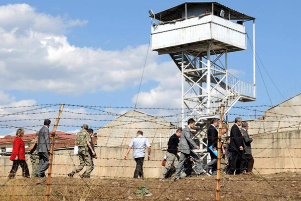 İçişleri Bakanı Muammer Güler, kaçan 1 mahkumun aranmasına ise devam edildiğini açıkladı.