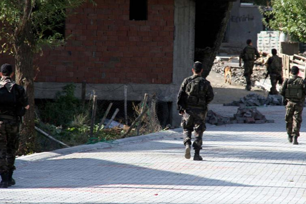 Toplu firarların en bilinenlerinden biriyse 1971 yılında gerçekleşti. 68 kuşağının sembol isimlerinden Mahir Çayan ve 4 arkadaşı, 29 Kasım gecesi Maltepe Askeri Cezaevi'nden tünel kazarak kaçtı.