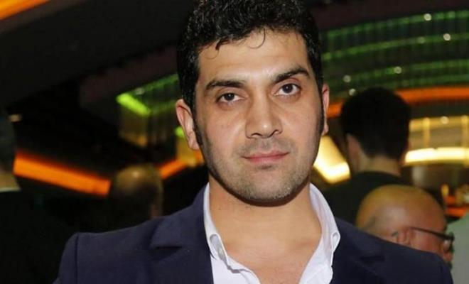 Uzun hilal bıyıkları renkli filtreli güneş gözlüğü ve geriye yatırmış saçları ile dikkat çeken Bayhan, takipçileri tarafından Cem Karaca'ya benzetildi.