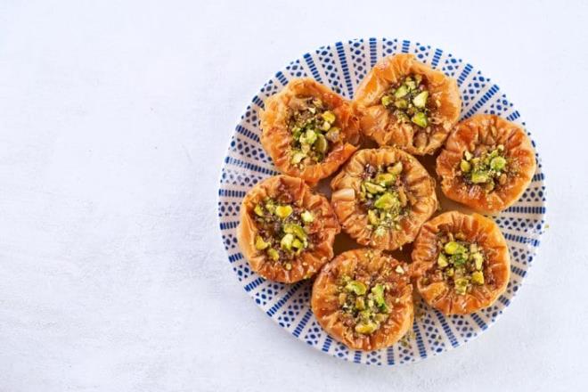 Bayramda hazır yufkadan yapabileceğiniz enfes bir tatlı, Bülbül Yuvası!<br>  Baklava yufkasına kırık cevizleri serpin ve ardından oklavaya sardığınız yufkayı ortaya doğru büzerek oklavadan çıkarıp yufkanın her iki ucunu birleştirin. Üzerine erittiğiniz tereyağını gezdirip önceden ısıtılmış fırında 170 derecede kızarana kadar pişirin ve fırından çıkardığınız baklavaların üzerine klasik baklava şerbetini gezdirin. İşte bu kadar kolay!