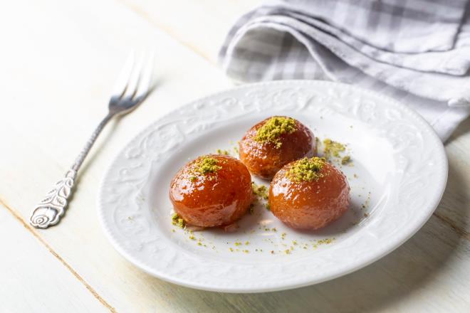 Hem kolay hem lezzetli Kemalpaşa Tatlısı!<br>  1 adet yumurta, 1'er çay bardağı yoğurt ve sıvı yağ, 1'er su bardağı irmik ve un, 1'er paket kabartma tozu ve vanilyayı yoğurarak hamur haline getirin ve ceviz büyüklüğünde parçaları yuvarlayarak tepsiye dizin. Önceden ısıtılmış 180 derecelik fırında üzeri kızarana kadar pişirdiğiniz Kemalpaşaların üzerine şerbetini gezidirin ve dinlenmesi için 1 saat kadar bekleyin.