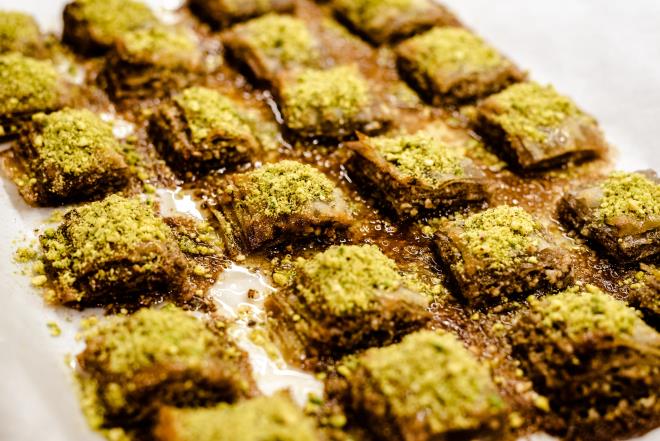 Klasik baklava tariflerinden sıkılanlara Sütlü Soğuk Baklava!<br>  2 su bardağı şeker, 1,5 su bardağı su, 3,5 su bardağı süt ve 1 paket vanilyayı ocakta kaynatarak şerbetini hazırlayalım. Klasik baklava gibi pişirdiğiniz baklavanın üzerine dökün ve dinlenmesi için dolaba kaldırın. Servis sırasında üzerine rendelenmiş sütlü çikolata ve toz kakao serpin.