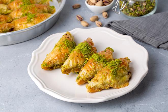 Baklava olsun ama baymasın diyorsanız Şöbiyet Tatlısını denemelisiniz.<br>  İçi için 1 su bardağı süt, 2 yemek kaşığı irmik ve 1 paket vanilyayı karıştırarak pişirelim. Aralarına eritilmiş tereyağı sürdüğünüz 15 adet baklavalık yufkayı üst üste dizin ve kare kare şekilde kesin. Yufkaların ortasına hazırladığınız kaymaktan ekleyin ve üçgen olacak şekilde yufkaları kapatıp tepsiye dizin. 180 derecede 30 dakika pişirdiğiniz şöbiyetlerinizin üzerine soğuk şerbetinizi gezdirin ve tatlınız hazır.