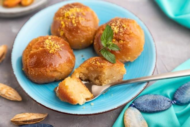 Bayramların vazgeçilmez tatlısı Şekerpare! Üstelik kıvamını tutturması oldukça kolay.<br>  4 su bardağı un, 5 yemek kaşığı irmik, 180 gr tereyağı, 2 yumurta, 1 su bardağı pudra şekeri ve 1 paket kabartma tozunu yoğurun, şekil verin üzerine yumurta sarısı sürüp 180 derece fırında en az 20 dakika pişirin. Fırından çıkardığınız şekerparelerin üzerine soğuk şerbeti azar azar ekleyin ve afiyet olsun!