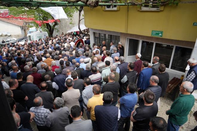 Bursa'da 31 Mart yerel seçimlerinde merkez Osmangazi ilçesi Gökçeören Mahallesi?nde 3 aday arasından 96 oy alarak  muhtar seçilen 51 yaşındaki Emin Batmaz, dün öğle saatlerinde görevi için mazbatasını alacaktı.