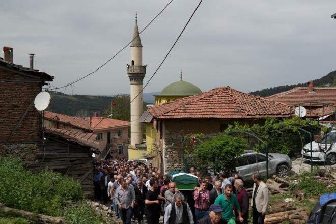 Evli ve 2 çocuk babası olan Batmaz, sabah saatlerinde çocuğunu okula bıraktığı sırada kalp krizi geçirdi. Çevredeki vatandaşlar, Batmaz?ı özel otomobille hastaneye kaldırdı.
