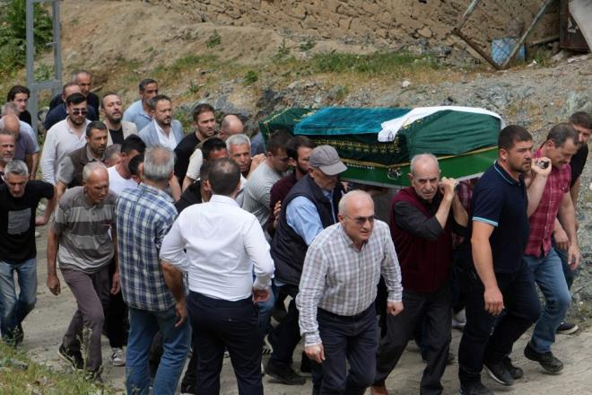 Gökçeören Köyü Dernek Başkanı Ali Bayram, ?Muhtarımız dün saat 11?de gerçekleştirilecek olan mazbata töreni için hazırlık yaptı. Çocuğunu okula bırakırken, kalp krizi geçirdi. Köydeki yakınları hastaneye yetiştirmek isterken yolda kalbi durmuş. Hastanede gerekli müdahaleler yapıldı ama muhtarımızı kurtaramadık." diye konuştu.