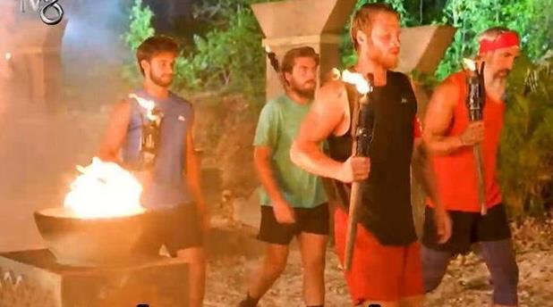 Survivor'da eleme düelloları için inanılmaz bir bir mücadele içine giren 4 yarışmacı adada kalmak için adeta savaş verdi. Ekranların sevilen yarışması Survivor, soluksuz izlenen eleme düellosuna sahne oldu. Birbirinden güçlü yarışmacının düelloda boy gösterdiği yarışmada adaya kimin veda ettiği ise merak konusu. Nefesleri kesen yarışmada adaya kim veda etti? Survivor kim elendi? Survivor birleşme partisi öncesi son elenen hangi yarışmacı oldu, adaya kim veda etti? İşte detaylar...