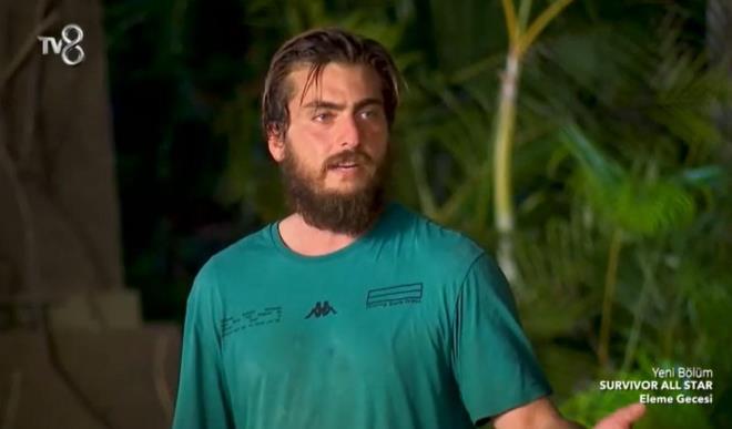 SURVİVOR ALL STAR'DA DUYGUSAL VEDA!  Survivor All Star 2024'e veda eden isim Yaman oldu. Yaman veda konuşmasını şu sözlerle yaptı:  <p>  "Yıllardır Survivor'u izliyorum ben. Burda izlediğim çok büyük isimler var. Ve bu isimlerle hayal ederek ben buraya gelmeyi başardım. Bana nasip oldu. Survivor olmadan All Star oldum. Çok hayal ettiğim, çok güzel isimlerle birlikte yarışıyorum. Bir saygısızlığım olduysa hakkınızı helal edin siz benim içimi biliyorsunuz. Çok seviyorum hepinizi.