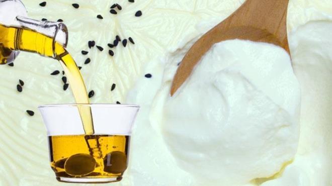 Sağlıklı atıştırmalık denilince akla gelen ilk besinlerden biri yoğurttur. Zeytinyağı da en sağlıklı yağlar arasında yer alır. Peki, bu iki sağlıklı besin birleşince nasıl etkiler sağlayabilir? Gece uyumadan önce tüketin, vücudunuzu iyileştirin.Beslenme şekilleri genellikle sağlığı doğrudan etkiler. Faydalı bakteriyi vücuda taşımak ise ikinci beyin olarak adlandırılan bağırsaklar için büyük önem taşır. Bağırsakların düzenli çalışması demek, birçok sağlık sorununun azalmaya başlaması demektir.