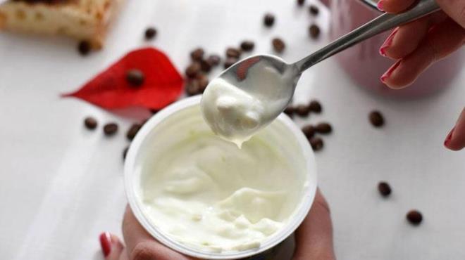 Zeytinyağlı yoğurt, doyurucu ve besleyici bir atıştırmalık veya hafif bir öğün olarak tüketilebilir. Protein içeriği ve sağlıklı yağlar sayesinde tokluk hissini arttırır. Hızlı kilo vermek ve toksinleri vücuttan atmak istiyorsanız zeytinyağlı yoğurt tüketebilirsiniz.