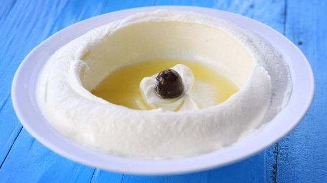 Yoğurt ve zeytinyağı gibi besinlerin bir araya gelmesi hem tükettiğiniz besini daha lezzetli hale getirir, hem de sağlıklıbir vücuda kavuşmanızı sağlar. Sağlıklı ve kaliteli bir vücuda sahip olmak için gece uyumadan önce bu ikiliyi mutlaka tüketmelisiniz.