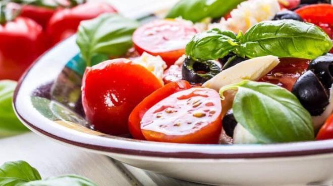 Zeytinyağı ve yoğurt karışımı ise kolesterolünüz için harika bir tüketim kaynağıdır. Kolesterol seviyelerini dengeleyerek kalp sağlığını korur. Özellikle kötü kolesterol seviyesini düşürerek sağlıklı kalmanıza yardımcı olur. Bu karışımı düzenli olarak tüketmek, kalp-damar hastalıkları riskini azaltabilir.