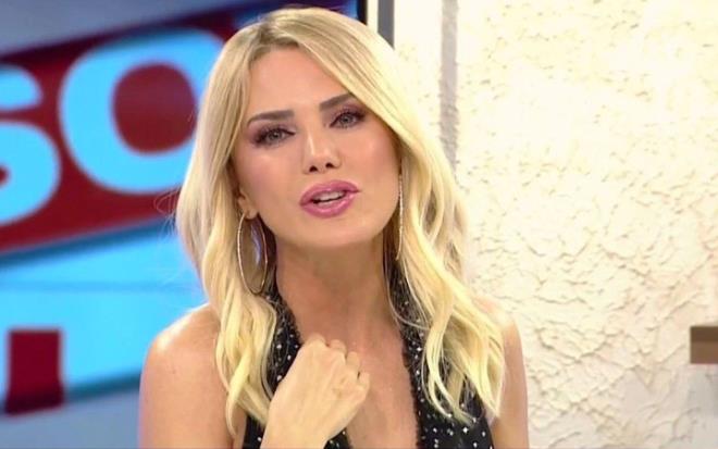 Ece Erken Instagram hesabından bir paylaşımda bulundu. Ayna selfiesi yapan ünlü sunucunun yüzündeki belirgin değişim, dikkatlerden kaçmadı.