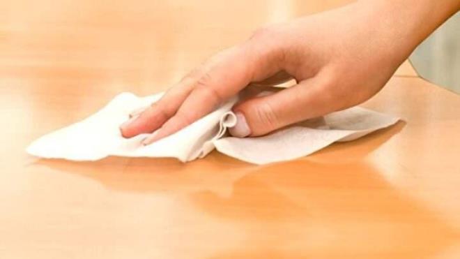 Bu nedenle pratik diye kullandığınız ıslak mendil, yeni bir masa ya da sehpa almanıza neden olabilir. Özellikle deri işlemelerdeki renk atabilir.