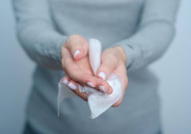 Alerjik reaksiyonlara açık olanların cildi, narin olur. Alkolsüz içerikli mendiller ya da saf suya batırdığınızın pamukla cildinizi temizlemeyi deneyebilirsiniz. Tamamen doğal içerikli ürünler kullanabilirsiniz.