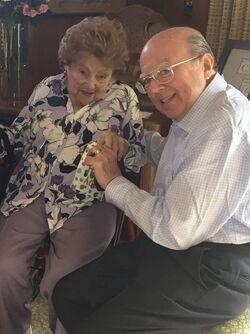 Yaşlanmamak için harcadığımız tonlarca para ve güzellik bakımı için önemli noktalara değinen Lober, "Uzun ömürlülüğe odaklanan insanlar, herkes için doğru olmasa bile, kontrol duygusuna sahip olmayı olumlu bir duygu olarak görebilirler. Birçok şey şansa bağlı ve doğuştan gelen genlerimizi biz seçmiyoruz. Bence insanlar ne kadar kontrol sahibi oldukları konusunda yanlış kanılara sahipler." dedi.