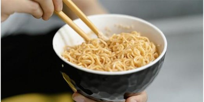 Noodle sevenlere üzücü haber: Çöpe atın