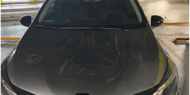 Kapalı otoparkta araçları çizdiler