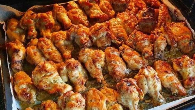 TAVUK ALIRKEN DİKKAT!    Şişmiş veya hasar görmüş konserve ürünlerini kullanmayın. Et ve et ürünlerini güvenilir yerlerden satın alın. Kırık, çatlak, dışkıyla kirlenmiş yumurtalardan kaçının.