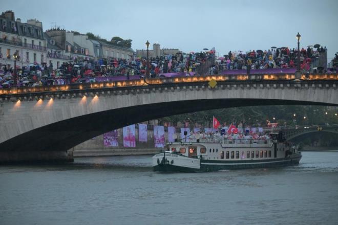 Paris 2024 Olimpiyatları, açılış töreniyle başladı. Milli sporcularımız, dünyanın dört bir yanından gelen sporcular ile birlikte Türk bayrağımızı dalgalandırdı. İşte Paris 2024 Olimpiyatları açılış töreninden o görüntüler...