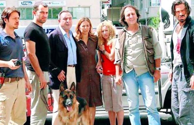 PINAR AYDIN ARKA SOKAKLAR DİZİSİNİ BIRAKIP KÖYÜNE YERLEŞTİ<p>    Dizide Rıza Baba'nın kızına hayat veren Pınar Aydın şöhretinin zirvesindeyken oyunculuğu bırakıp Giresun'a taşındığı biliniyor.