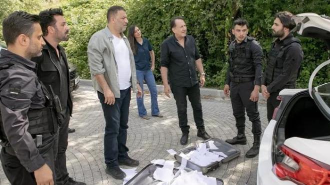 Arka Sokaklar dizisi 18 sezondur izleyici karşısına çıkıyor. Büyük bir hayran kitlesine sahip olan dizide Zafer Ergin, Özgür Ozan, İlker İnanoğlu, Ozan Çobanoğlu ile Şevket Çoruh gibi isimler başrolleri paylaşıyor.