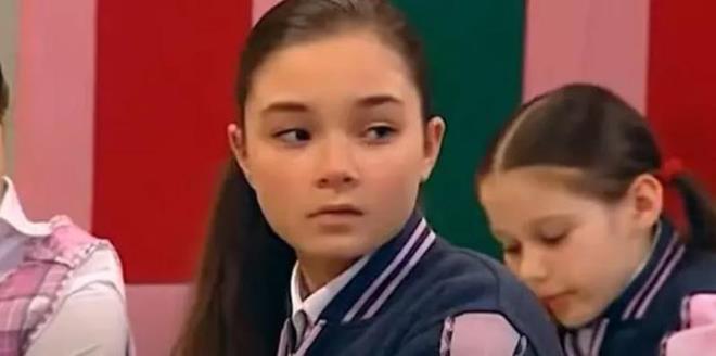 Bez Bebek dizisinin kötü kızı Özge. Dizinin en dikkat çeken karakterlerinden birisini oynayan Sibel Kasapoğlu, karakteristik yüzüyle de dikkati çekiyordu.