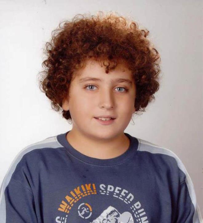 Örneğin; Namert Mert rolüyle dikkati çeken Fırat Yalçın. Şimdilerde 30 yaşında olan Yalçın, bu diziden sonra da irili ufaklı pek çok rolde yer almıştı. Ancak sırra öyle bir kadem bastı ki, evli mi, son hali nasıl, şu an ne iş yapıyor hiç bilinmiyor.