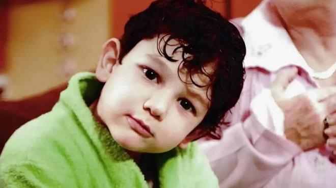 Döneminin en meşhur dramalarından birisiydi Aliye. Ve orada Arda rolünü oynayan Ayberk Koçar oldukça popüler bir çocuk oyuncuydu.