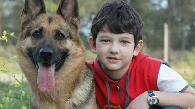 Pulsar dizisinde de Çağlar karakterini oynayan Kolçak, şimdilerde 24 yaşında ve oyunculuktan çok uzakta bir hayat sürdürüyor.