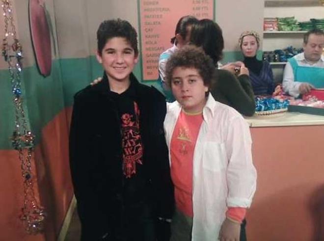 Bir diğer isimse Yılsu Sarper. Barış rolünü oynayan Sarper, şimdilerde 33 yaşında. Bir dönem yurt dışında da yaşayan genç isim, müzikle ilgileniyor.