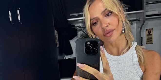 Oyunculuğa iyi alıştı... Hadise set pozlarını paylaştı