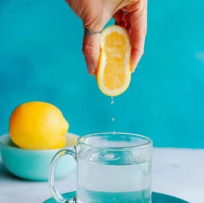 LİMONLU SU NASIL YAPILIR?    Günlü tüketeciğini limon suyu miktarına göre limonları dilimleyin. Bir bardak için yarım limon olacak şekilde ayarlayın. Kesik limonları sürahi veya temiz 1 litrelik kavanoz içerisine yerleştirin. Daha sonra dilimlenen limonları suyla karıştırın ve limon suyunuz hazır. Eklenen limonların bir süre suyun içerisinde bekletilmesi tavsiye edilir.