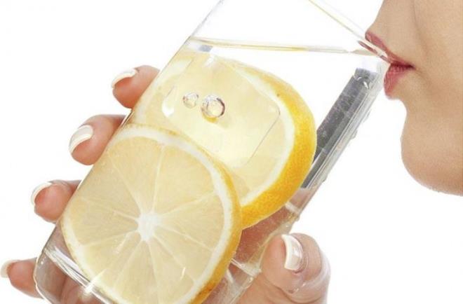 Az kalorili olan limon suyu veya limonlu su tüketmek iştahı kontrol etmeye yardımcı olur. Ayrıca, günlük sıvı tüketiminin artışına katkıda bulunarak zayıflamaya destek olarak inatçı yağları cayır cayır yakmaktadır.
