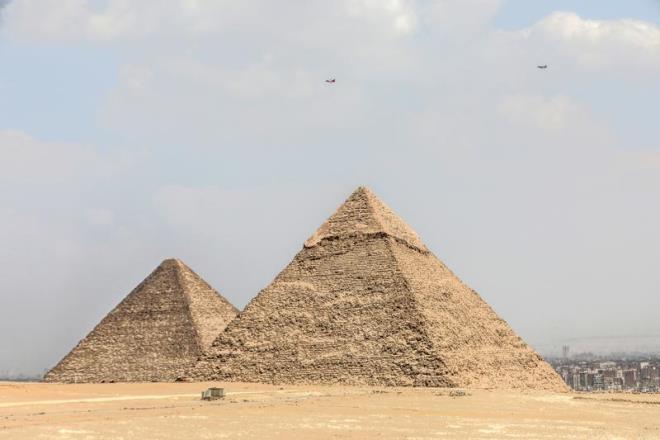 Mısır'daki Uluslararası Havacılık Fuarı'na katılan Türkiye'nin Jet eğitim uçağı HÜRJET, Mısır'ın simgelerinden biri olan piramitlerin üzerinden gösteri uçuşu gerçekleştirdi.