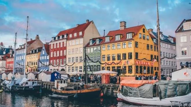 1. Danimarka: Danimarka, uygun fiyatlı hayat maliyetleri ve gelişmiş sosyal hizmetleri ile 2024?te zirvede yer alıyor. Eğitim ve sağlık alanlarındaki başarısı, Danimarka?nın hayat kalitesini yükselten başlıca etkenler.