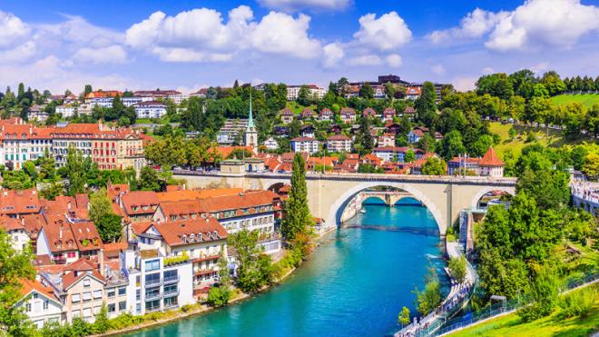 3. İsviçre: İsviçre, gelişmiş ekonomisi ve düşük suç oranı ile güvenli bir ülke olarak biliniyor. Ayrıca bankacılık ve finans sektöründeki başarıları da ülkenin ekonomik istikrarına katkı sağlıyor.