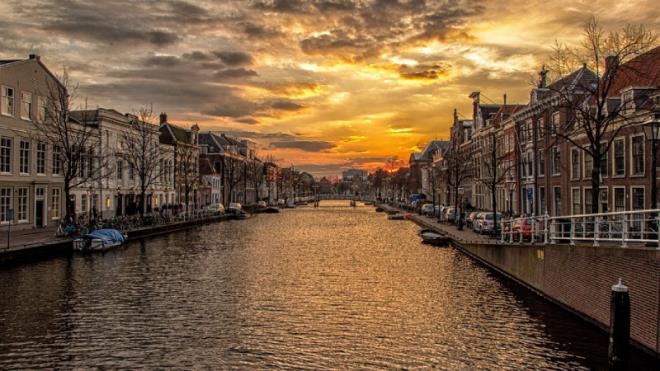 9. Hollanda: Kanallarıyla ünlü bu ülke, toplu taşıma sistemleri ve politik istikrarıyla dikkat çekiyor. Hollanda, aynı zamanda gelişmiş kamu sağlık hizmetleri ve eğitim imkanları ile öne çıkıyor.