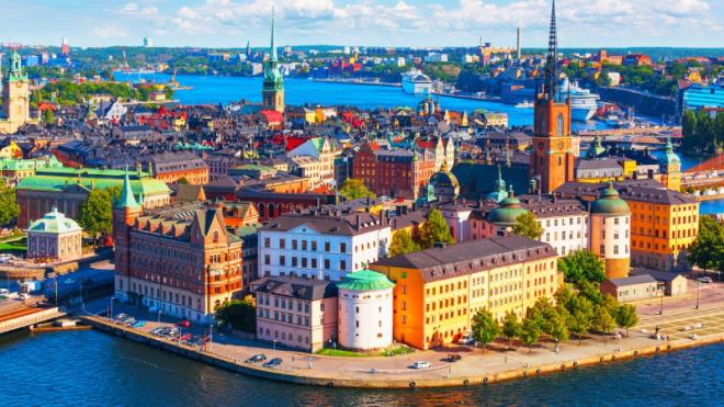 2. İsveç: İsveç, gelir dağılımındaki adalet ve sosyal refah sistemleriyle biliniyor. Ülke, gelişmiş kamu hizmetleri ve yüksek eğitim standartları ile öne çıkıyor.