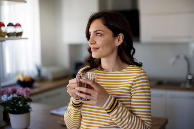 IHLAMUR NASIL DEMLENİR?    Bir tatlı kaşığı miktarındaki kurutulmuş ıhlamur çiçeği ve yaprak karışımının üzerine 1 bardak kaynar su dökülmeli ve 10 dakika süreyle demlendikten sonra içilmelidir.    Ihlamur, kuersetin ve kaempferol gibi antioksidan bileşikler içerir. Ihlamur, öksürük ve boğaz ağrısı gibi grip, soğuk algınlığı semptomlarını hafifletmeye, antispazmodik etkisi ile sindirim sistemi ve kas spazmlarını azaltmaya, diüretik etkisi ile idrar söktürmeye yardım eder.