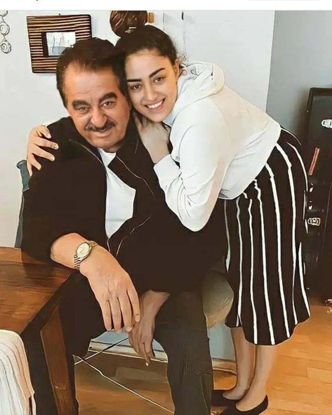 "SOYADIMI KULLANMASIN"    Çıtak'ın sözleri üzerine sessizliğini bozan Tatlıses ise ?Benim soyadımı kullanmasın. Dilan Çıtak?ın tek derdi İdo Bey" demişti.    Baba-kız arasındaki gerilim giderek tırmanırken Dilan Çıtak'tan soyadı hamlesi geldi. Sosyal medya hesabından açıklama yapan ünlü isim, "Uzun zamandır onaylı hesap ismi nasıl değiştirilir arayışındayız merak etmeyin. Zaten istemeden olmuştu. Kısmetse yakın zamanda sadece ben olarak kalacak olmak harika. Üzerimden büyük bir yük kalktı inanın oh diyorum, şükür diyorum" demişti.    Ardından da  sosyal medya hesabından "Tatlıses" soyadını kaldırmıştı.
