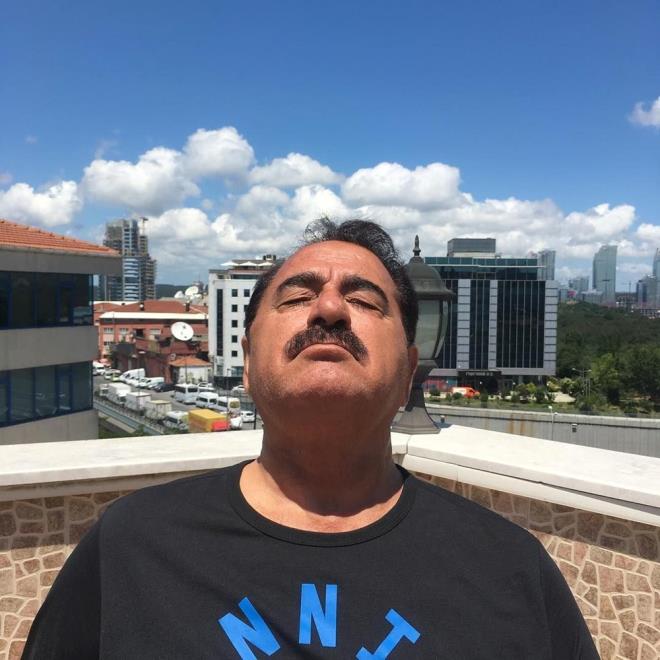 "DÖRT KIZIM VAR"    Tatlıses, sözlerine "72 yaşındayım hâlâ köpek gibi çalışıyorum. Babadan bir şey görmedim. Her şeyi Allah verdi. Ben mağaradan geldim ve aslımı hiç inkar etmedim. Herkesi ifşa edeceğim. Ben halkın adamıyım" diye devam etti.    Ünlü ismin Şanlıurfa'daki 2 kızı, Melek ve Elif'i sayarak "4 kızım var" demesi dikkatlerde kaçmadı.