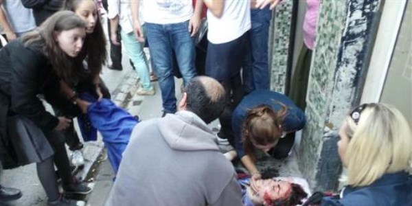 Yolda yürürken başına sunta düştü